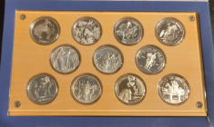 JUAN CARLOS I. IV Serie Iberoamericana. El hombre y su caballo. 2000. FNMT. Total 11 piezas: 10 monedas de distintos países y 1 medalla. AR 27 g cada ...