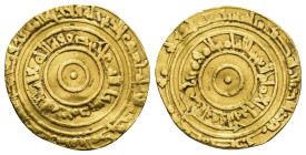 MUNDO ISLÁMICO. FATIMÍES. Abu al-Mansur al-Aziz. Dinar. 366 H. Misr. AU 3,89 g. 20,6 mm. Nicol-700. Alabeada. MBC.