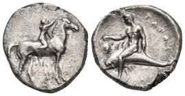 GRECIA ANTIGUA. CALABRIA. TARENTO. Didracma. A/ Niño jinete coronando al caballo, debajo restos de leyenda. R/ Taras cabalgando delfín a izq. con raci...