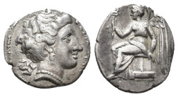 GRECIA ANTIGUA. BRUTTIUM. TERINA. Tercio. A/ Cabeza femenina (Terina) a der., detrás triskeles; TEPINAIWN. R/ Niké sentada sobre cipo a izq. con caduc...