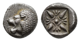 GRECIA ANTIGUA. JONIA. MILETO. 1/12 estátera (ss. VI-V a.C.). A/ Cabeza de león a izq. R/ Cuadrado incuso con decoración vegetal. AR 1,14 g. 8,4 mm. C...