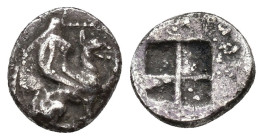GRECIA ANTIGUA. JONIA. TEOS. Trihemióbolo (ss. VI-V a.C.). A/ Grifo a der. R/ Cuadrado incuso. AR 1,34 g. 10,8 mm. COP-1439 ss.; SBG-4578. MBC-.