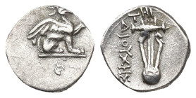 GRECIA ANTIGUA. JONIA. TEOS. Óbolo (ss. IV-III a.C.). A/ Grifo a der. con pata delantera levantada. R/ Lira, encima THI, a izq. DIOUXHS. AR 1,03 g. 9,...