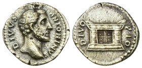 IMPERIO ROMANO. ANTONINO PÍO. Denario. Roma. A/ Cabeza a der.; DIVVS ANTONINVS. R/ Altar; DIVO PIO. AR 2,97 g. 18,1 mm. RIC-441A. Superficies erosiona...