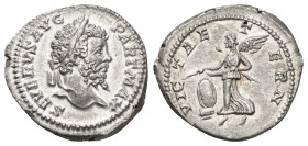 IMPERIO ROMANO. SEPTIMIO SEVERO. Denario. Roma (200-201). A/ Cabeza laureada a der.; SEVERVS AVG PART MAX. R/ Victoria con corona a izq., delante escu...