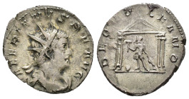 IMPERIO ROMANO. VALERIANO. Antoniniano. Lugdunum (258). A/ Busto radiado, drapeado y acorazado a der.; VALERIANVS P F AVG. R/ Vulcano con tenazas y ma...