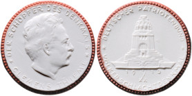 Brandenburg/-Preußen. 
- Preußische Medaillen. 
Porzellanmedaille 1913 Clemens Thieme / Völkerschlachtdenkmal, weiß, mit hellbraunem Rand. 39,6&nbsp...