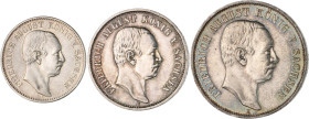 Sachsen. 
Friedrich August III. 1904-1918. Lot von 3 Stücken: 2 Mark 1907 E (kl. Rf.), 3 Mark 1909 E und 5 Mark 1907 E. Jaeger&nbsp;134-136. . 

ss...