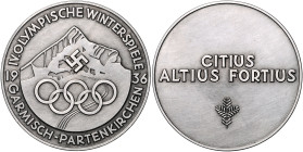 Medaillen und Abzeichen. 
Silbermedaille (versilbert?) 1936 auf die Olympischen Winterspiele in Garmisch-Partenkirchen. winz. Rf. 60,5&nbsp;mm, 66,30...