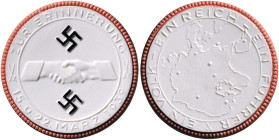 Medaillen und Abzeichen. 
Porzellanmedaille 1939 Besetzung der Tschechoslowakei / Ein Reich - ein Volk - ein Führer, Meissen, weiß, mit hellbraunem R...
