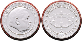 Medaillen und Abzeichen. 
Porzellanmedaille 1939 Tannenbergsieger Hindenburg, Meissen, weiß, mit hellbraunem Rand. Scheuch&nbsp;1865t. 48,6&nbsp;mm, ...