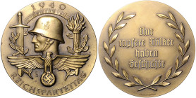 Medaillen und Abzeichen. 
Bronzemedaille 1940 (v. Klein/Deschler) Reichsparteitag / Nur tapfere Völker haben Geschichte. kl. Flecken 85,0&nbsp;mm, 26...