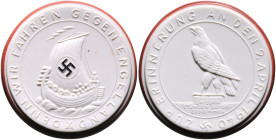 Medaillen und Abzeichen. 
Porzellanmedaille 1940 Wir fahren gegen Engelland, Meissen, weiß, mit hellbraunem Rand und schwarzem Hakenkreuz. Scheuch&nb...
