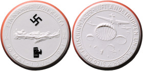 Medaillen und Abzeichen. 
Porzellanmedaille 1941 Einnahme von Kreta, Meissen, weiß, mit hellbraunem Rand und schwarzem Hakenkreuz und Liktorenbündel....