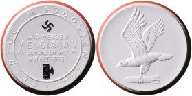 Medaillen und Abzeichen. 
Porzellanmedaille 1941 Feldzug im Südosten, Meissen, weiß, mit hellbraunem Rand und schwarzem Hakenkreuz und Liktorenbündel...