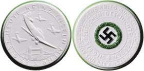 Medaillen und Abzeichen. 
Porzellanmedaille o.J. Es gibt heute keine Inseln mehr, Meissen, weiß, mit grünem Rand u. Eichenlaub und schwarzem Hakenkre...