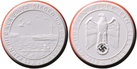 Medaillen und Abzeichen. 
Porzellanmedaille o.J. Seekrieg gegen England, Meissen, weiß, mit hellbraunem Rand und schwarzem Hakenkreuz. Scheuch&nbsp;1...