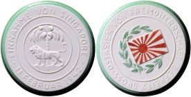 Medaillen und Abzeichen. 
Porzellanmedaille 1942 Einnahme von Singapur, Meissen, weiß, mit grünem Rand u. Lorbeerzweig und japanisches Wappen rot. Sc...