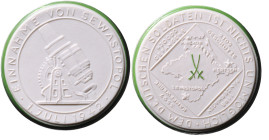 Medaillen und Abzeichen. 
Porzellanmedaille 1942 Einnahme von Sewastopol, Meissen, weiß, mit grünem Rand u. Schwertern. Scheuch&nbsp;1882. 47,1&nbsp;...