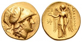 Imperio Macedonio. Alejandro III Magno. Estátera. 336-323 a.C. Incierta. (Müller-1637). (Price-894 similar). Anv.: Cabeza de Atenea a derecha, con cas...