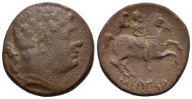 Sekaisa. As. 120-20 a.C. Zona de Aragón. (Abh-2124). Anv.: Cabeza masculina a derecha, busto grande, detrás marca leona. Rev.: Jinete con insignia con...