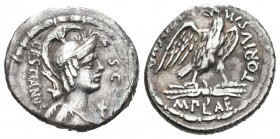 Plaetoria. Denario. 67 a.C. Roma. (Ffc-969). (Craw-409-1). (Cal-1106). Anv.: Cabeza con casco de la diosa Vacuna a derecha, delante cuerno de la abund...