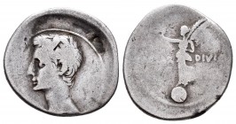 Augusto. Denario. 32-29 a.C. Ceca incierta. (Ffc-48). (Cal-693). Anv.: Cabeza desnuda de Augusto a izquierda. Rev.: Victoria a izquierda sobre globo, ...