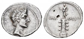 Augusto. Denario. 28-27 a.C. Incierta. (Ffc-99). (Ric-271). (Cal-686). Anv.: Cabeza laureada de Augusto a derecha. Rev.: IMP CAESAR. Estatua de August...
