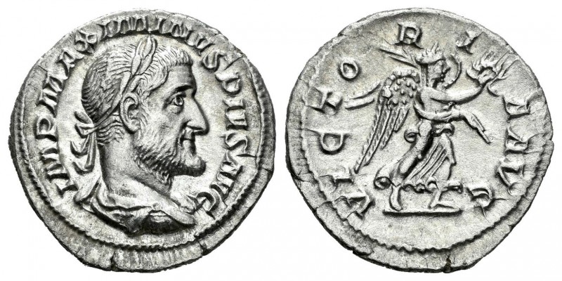 Maximino I. Denario. 235-6 d.C. Roma. (Spink-8317). (Ric-16). Rev.: VICTORIA AVG...