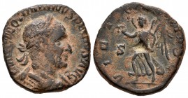 Trajano Decio. Sestercio. 250. Roma. (Spink-9410). (Ric-126d). Rev.: VICTORIA AVG SC. Ae. 13,70 g. MBC. Est...75,00.
