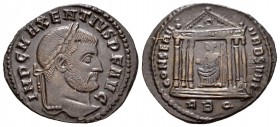 Majencio. Follis. 307 d.C. Aquileia. (Spink-14982). (Ric-325). Rev.: CONSERV VRB SVAE. Roma sentada con globo y cetro en templo hexástilo, guirnalda e...