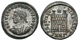 Constantino II. Follis. 325-326 d.C. Heraclea. (Spink-17238). (Ric-77). Rev.: PROVIDENTIAE CAESS, en exergo SMH. Entrada de campamento con dos torres,...