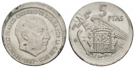 Estado español (1936-1975). 5 pesetas. 1957*67. Madrid. Cu-Ni. 5,79 g. Acuñación desplazada 2 mm. EBC+. Est...15,00.