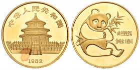 China. 100 yuan. 1982. (Km-MB11). (Fried-B4). Au. 31,17 g. Panda con hoja de bambú. Manchita en anverso. PROOF. Est...1500,00.
