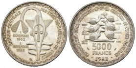 Estados Africanos del Este. 5000 francos. 1982. (Km-7). Ag. 24,92 g. 20º Aniversario de la Unión Monetaria. Restos de brillo original. SC. Est...50,00...