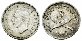Nueva Zelanda. George VI. 3 pence. 1942. (Km-7). Ag. 1,41 g. Variante con un solo punto en fecha. Escasa. MBC+/EBC-. Est...50,00.