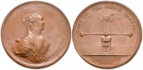 Rusia. Catalina II. Medalla. 1763. (Diakov-121.1). Rev.: Águlia con bastón sobre volante de acuñación. Ae. 104,71 g. Alusiva a la fabricación de la bu...
