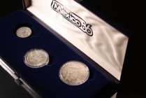 Lote de 7 monedas mundiales diferentes, 6 de plata ( México, Rusia, Panamá, Holanda, Estados Unidos, Italia) y 1 de cobre española, y un estuche de 3 ...