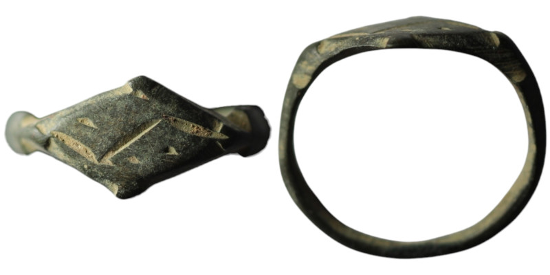 Ancient bronze ring with ornament
(20mm, 2,06g)