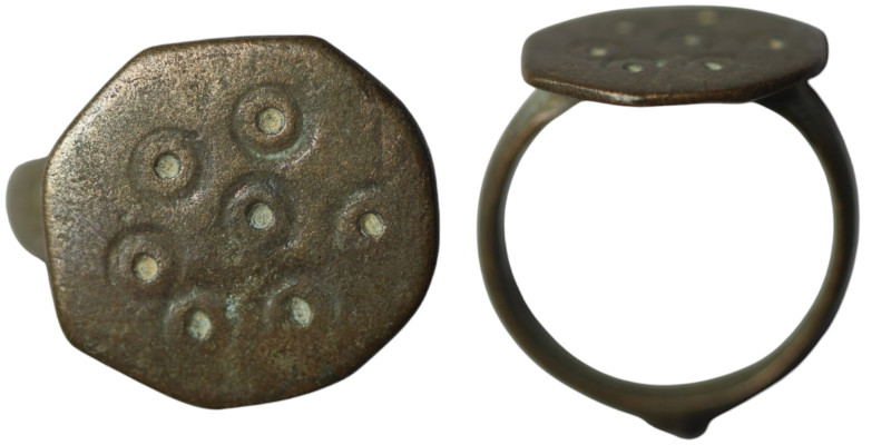 Byzantine bronze ring with eye motif
(26mm, 6,58g)