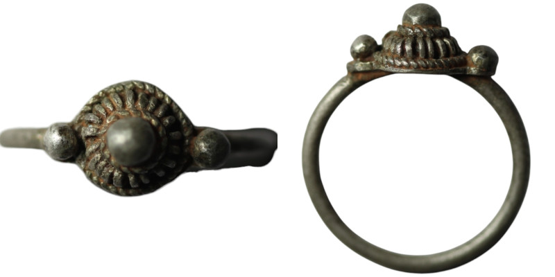 Ancient silver ring with ornament
(25mm, 2,42g)