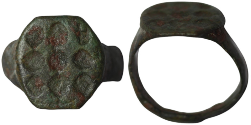 Ancient bronze stamp ring
(22mm, 3,99g)