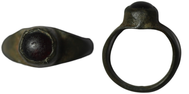 Ancient bronze ring with gemstone
(19mm, 1,83g)
