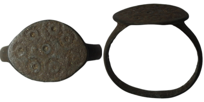 Byzantine bronze ring with eye motif
(20mm, 2,40g)