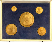 Ausländische Goldmünzen und -medaillen

Somalia

Republik, seit 1960

Gold Proof-Set mit 20, 50, 100, 200 u. 500 Shillings 1965 auf den 5. Jahre...