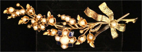 Schmuck und Accessoires aus Gold

Broschen

Brosche in Form eines Zweiges, Gelbgold 16 Karat (666/1000). Ungepunzte Goldschmiedearbeit, besetzt mi...