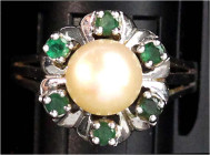Schmuck und Accessoires aus Gold

Fingerringe

Damenring Weissgold 585/1000 mit großer Perle und 6 kl. Smaragden. Ringgröße 19. 4,75 g