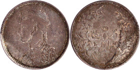 CHINA und Südostasien

China

Qing-Dynastie. De Zong, 1875-1908

Rupee o.J.(1903). Provinz Szechuan/Tibet. sehr schön/vorzüglich, kl. Randfehler...