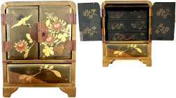 CHINA und Südostasien

China

Varia

Alte Lackarbeit um 1920: hölzerner kl. Schmuckschrank mit 2 Klapptüren und 4 Schubladen, Darstellung Kranic...