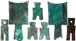 CHINA und Südostasien

China

Lots bis 1949

7 Bronze-Spatenmünzen von der Zeit der streitenden Reiche bis Wang Mang. 2 versch. "Square Shoulder...